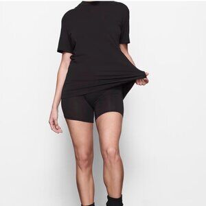NWT SKIMS Boyfriend T-Shirt - Onyx L
